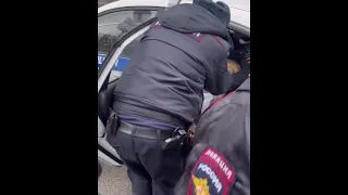 В Петербурге сотрудники полиции жестко задержали и довели до истерики 14 летнюю школьницу