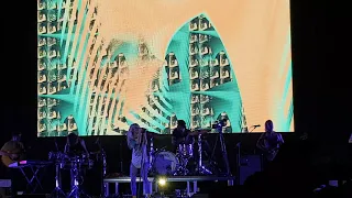 Paramore Live in Singapore 2018 -  Caught In The Middle