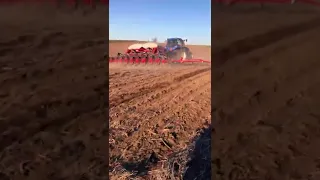 Big tractor planting #planting #farming #dusty #hot #newholland #caseih