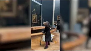Экоактивисты облили супом оригинальную картину «Мона Лиза» в Лувре