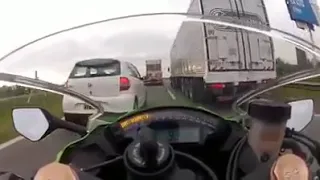 Conductor de moto a 300 km/h por autopista Rosario-Córdoba