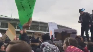 Binlerce Kişi Havalimanlarında Trump’ı Protesto Etti