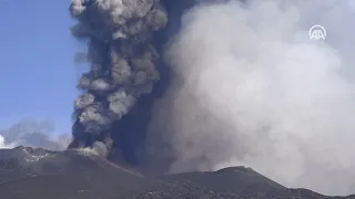 Италия: Очередное извержение лавы из вулкана Этна запечатлели на видео