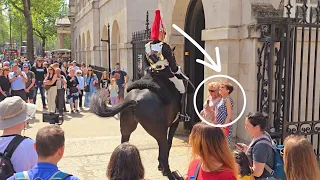 TOURISTS DIDN’T MOVE as Horse Left the Box 4x King's Guard Massive MAKE WAY at Horse Guards London
