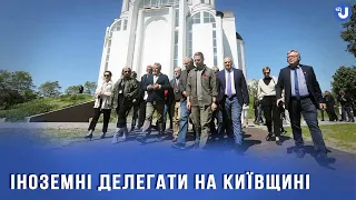 Перевірили стан відбудови: делегація іноземних посадовців побувала на Київщині