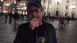 ARTISTA DI STRADA IMITA VASCO ROSSI IL PIAZZA DUOMO