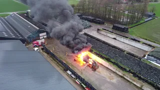 Zelfrijdende voermengwagen volledig in brand in Boornbergum