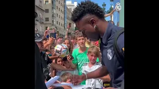 El tierno momento de Vinicius con un pequeño aficionado al firmar su camiseta del Real Madrid