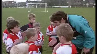 Louis van Gaal en Willem van Hanegem trainen het jeugdelftal van Ajax en Feyenoord