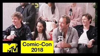 'Fantastic Beasts: The Crimes of Grindelwald' Cast on SEXY Dumbledore & More! | Comic-Con 2018