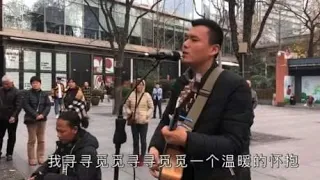 街头翻唱《我是一只小小鸟》观众纷纷打赏