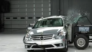 2008 Mercedes-Benz R-Class side IIHS crash test