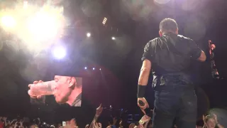 2014-01-28 - Bruce Springsteen - Cape Town Bellville Velodrome - Beer Drinking BOSS - Close up