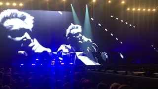 David Guetta Playing a (UNRELEASED) song for Avicii (Avicii tribute concert)