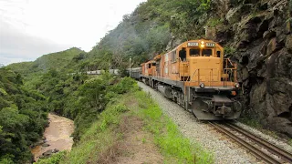 Temporada 2021 - Trem carregado com locotrol passando pela Pirambeira em Itumirim-MG