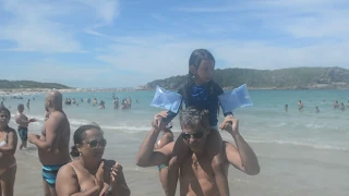 CRIANÇA PERDIDA NA PRAIA DAS CONCHAS EM CABO FRIO LOCALIZADA DEPOIS DE MUITAS PALMAS. BELO EXEMPLO.