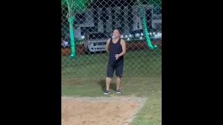 Leonardo jogando futevôlei em sua casa com seus amigos. (2)