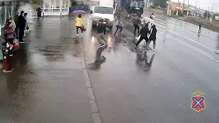 Опубликовано видео страшного ДТП в Волгограде: фура едва не раздавила несколько человек