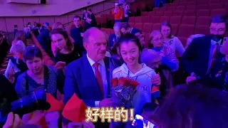 12-летняя китаянка исполняет песню в честь 104-летия ВЛКСМ