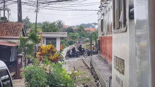 BANYAK PEMOTOR GA SABARAN!DETIK DETIK KERETA LOKAL TERTAHAN SINYAL SESAAT MENUJU STASIUN CICALENGKA!