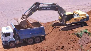 Escavadeira Volvo 480 acelerando com força na limpeza de terra.