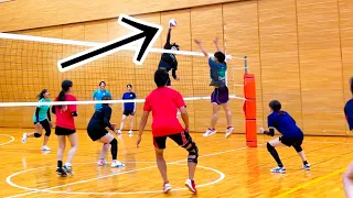 (Volleyball match) He showed off a miraculous dig from very close range.