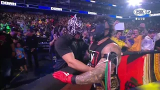 Rey Mysterio abraza a Dragon Lee en su entrada - WWE Smackdown 29/09/2023 (En Español)