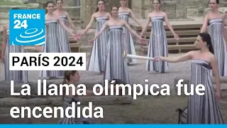 La llama olímpica va camino a París luego de ser encendida en la antigua Olimpia