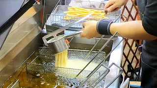 Taiwanese Street Food - Super Long French Fries日本超長薯條/Egg Stick Sausage/Oyster Omelette