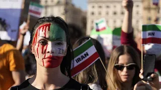 „Wir kämpfen für die ganze Welt“: Iran-Kundgebungen in europäischen Städten