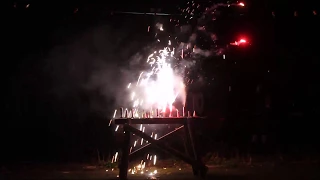 Kleines verleitetes Jugend-Feuerwerk