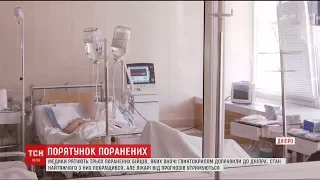 Медики рятують трьох поранених бійців, яких уночі ґвинтокрилом доправили до Дніпра