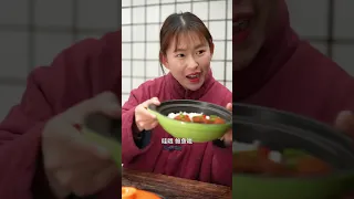 爱偷看的Cc不在，杨杨会选到好的吗？#干饭姐妹#shorts#美食盲盒 #辣椒酱#spicy【干饭姐妹】