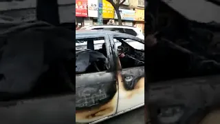 Circula un coche quemado