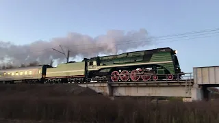 Паровоз П36-0147 с пригородным поездом вечером