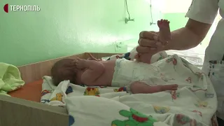 Новонароджена дівчинка, від якої відмовилася мати, зараз у пологовому будинку 2-ї міської лікарні