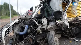 На трассе «Россия» в Валдайском районе столкнулись четыре грузовика, погиб один из водителей