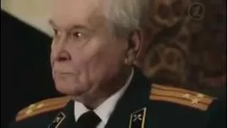 Russian soldiers salute old Soviet veteran.