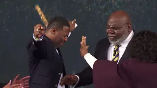 Micah Stampley breaks down at TD Jakes' church after losing 15-year-old daughter