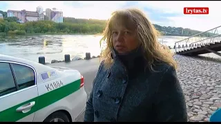 Dėl upėje paskendusio automobilio moteris kaltina „Žalgirio“ areną