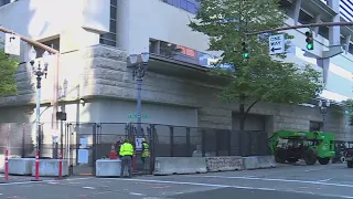 Downtown Portland federal courthouse fence being moved