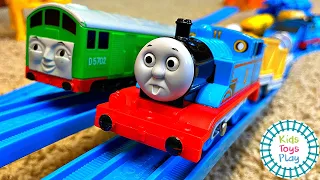 Thomas and Friends TOMY Toy Train Track Build & Crashes