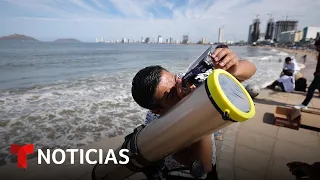 Una playa de Mazatlán fue la puerta de un eclipse que llevó curiosos a México | Noticias Telemundo