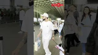 Virat Kohli IGNORES paps & fans and rushes inside the airport #shorts #viratkohli