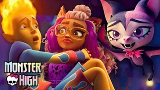 Draculaura’s Mansion Is Haunted?! | Monster High