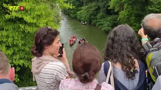 Stocherkahnrennen lockt tausende Zuschauer an den Neckar in Tübingen