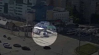 Челябинск: иномарка вылетела на тротуар и врезалась в киоск