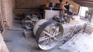 desi old black engine || with desi atta chakki machine || amaizing technology old ruston engine