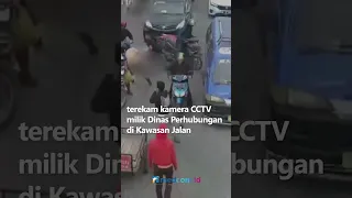 MERESAHKAN, AKSI GENG MOTOR PELAJAR RAMPAS 2 MOTOR DI SIANG HARI