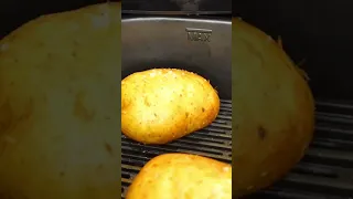 How to air fry a baked potato 🥔 #potato #kitchenhacks #shorts